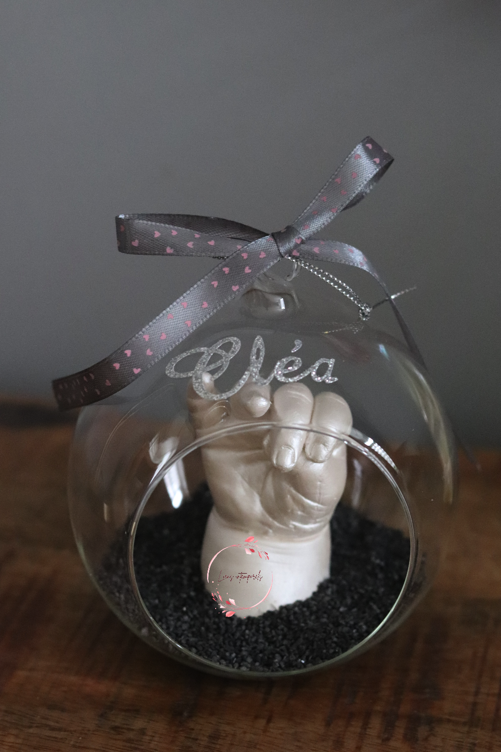 Empreinte main dans une boule en verre